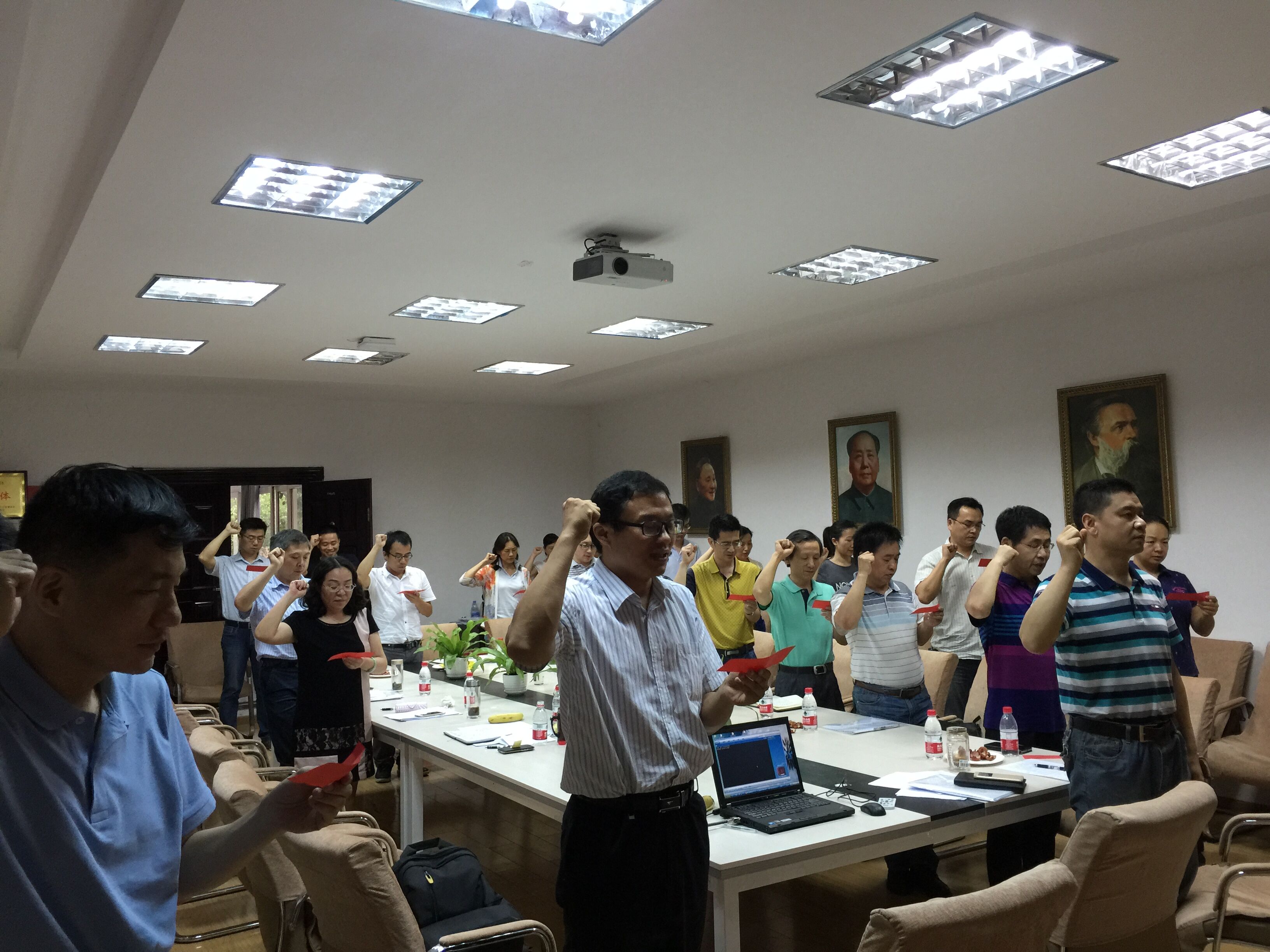 【两学一做】365英国上市全体教职工党员重温入党誓词