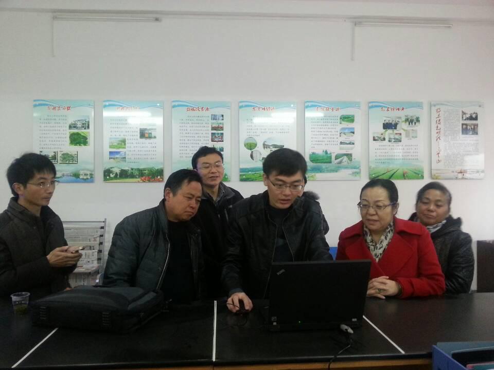 365英国上市为理论热点“面对面”对点帮扶单位英山县乌云山赠送电脑