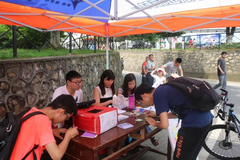 365英国上市“怀感恩之心，报三春之晖”感恩母亲节志愿活动顺利举办